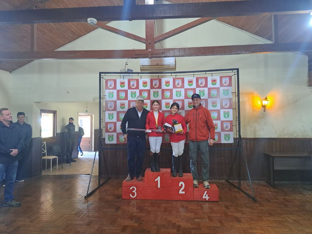 Temporada Hípica Brigada Charrua movimenta o CMU