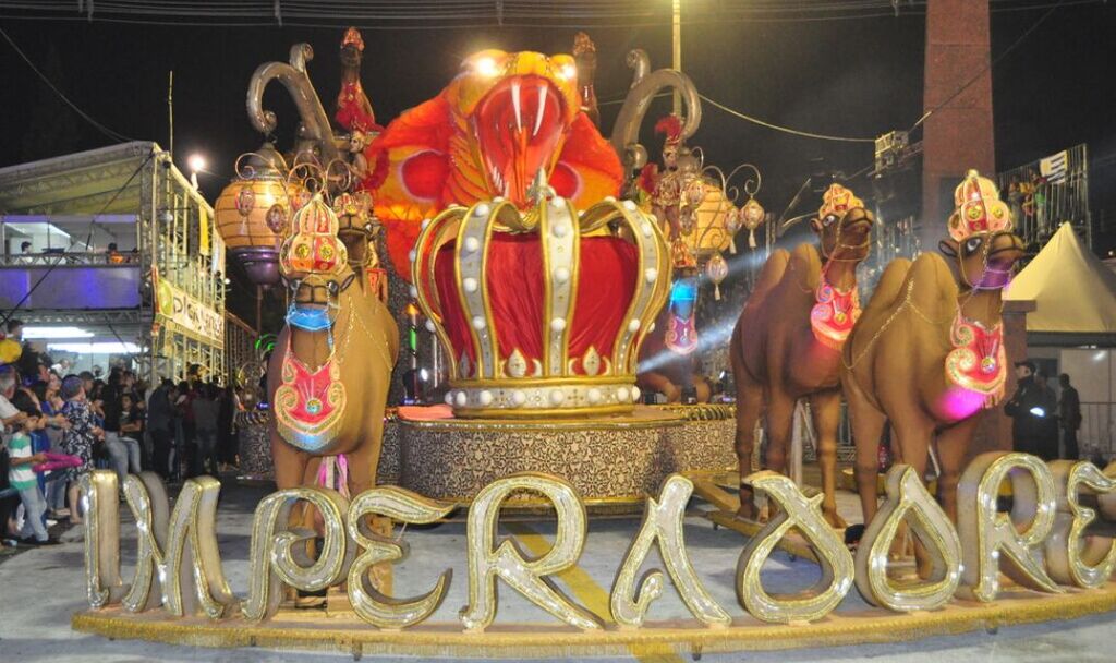 Atual campeã do Carnaval apresenta samba-enredo à comunidade no Parcão