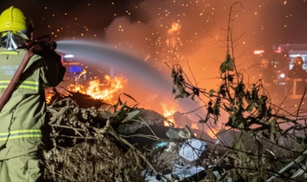 Fogo atinge área com resíduos às margens da BR-472